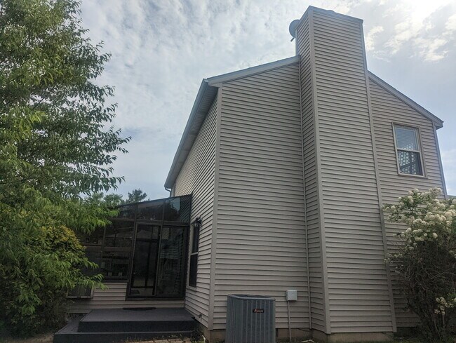 Building Photo - 202 N Spruce Dr