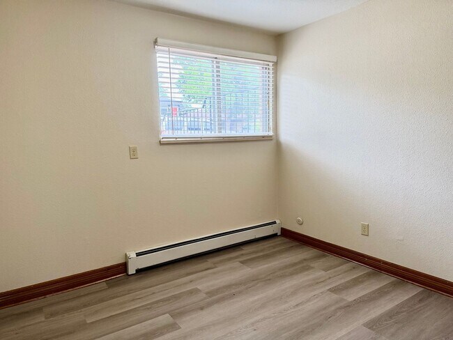Building Photo - 1628 Azalea Dr