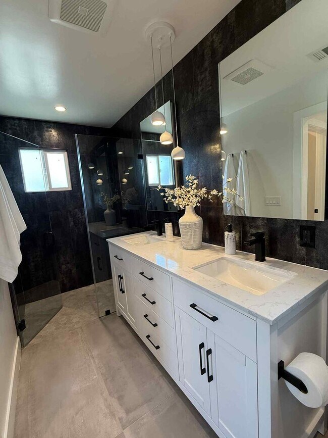 Building Photo - Modern 4-Bedroom Retreat in San Carlos – Remodeled, Spacious, Private Yard