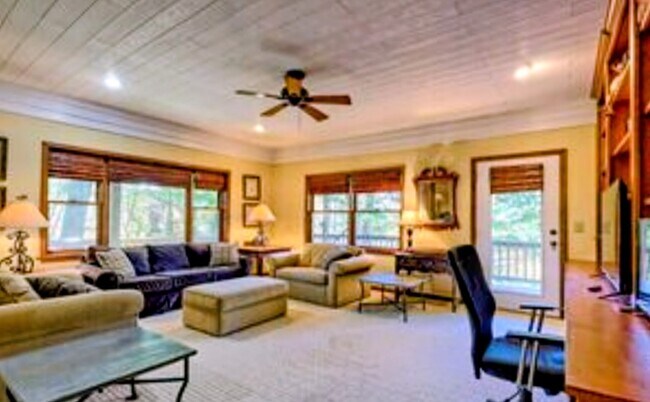 Building Photo - 842 Saddle Back Cir