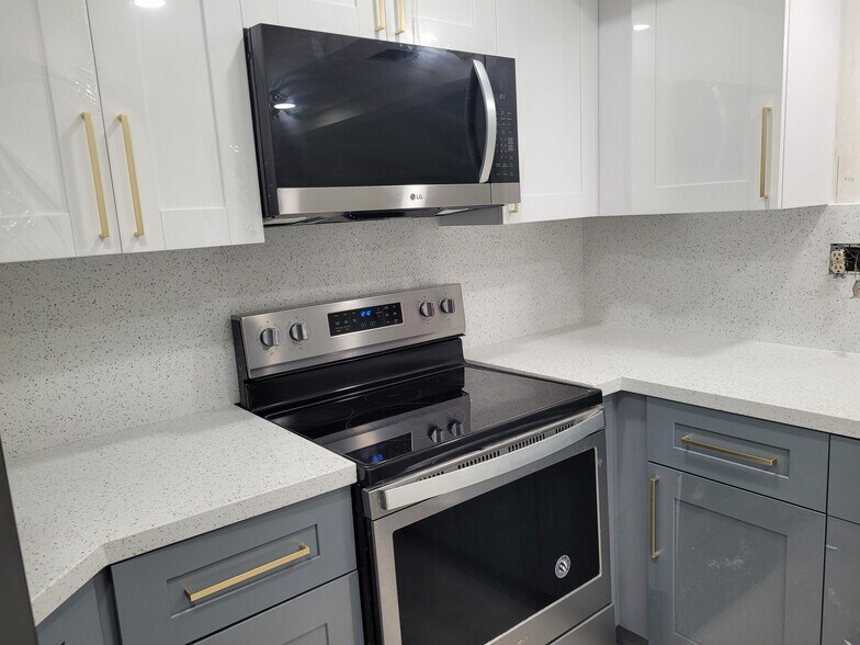Building Photo - 9429 Fontainebleau Blvd