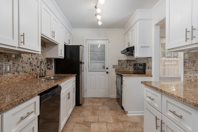 Building Photo - Charming 4-Bedroom Home in Prime Columbia ...