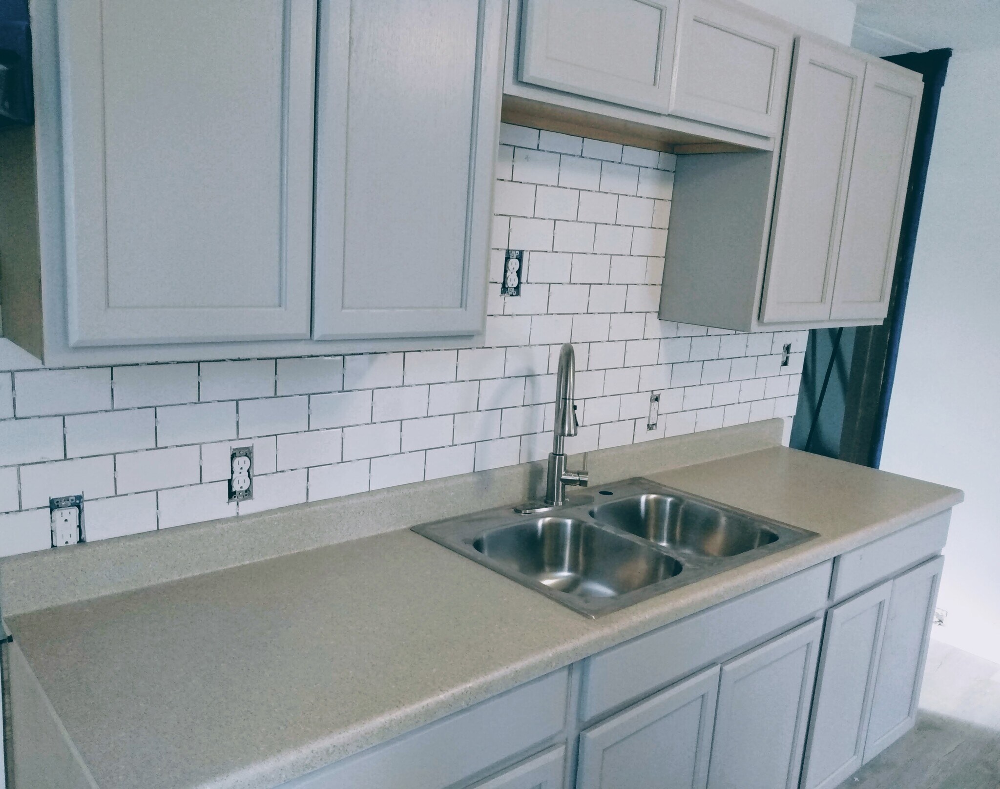 new kitchen with tile backsplash - 311 N Crater Rd