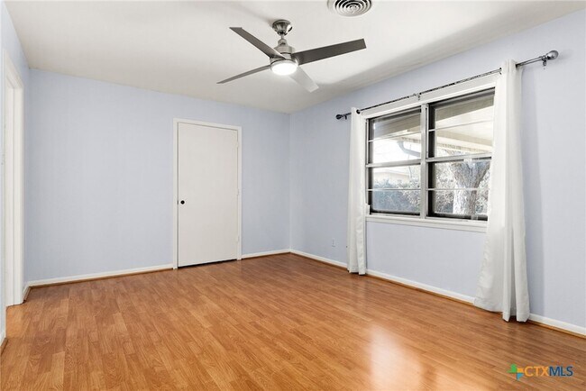 Building Photo - 204 Oak St