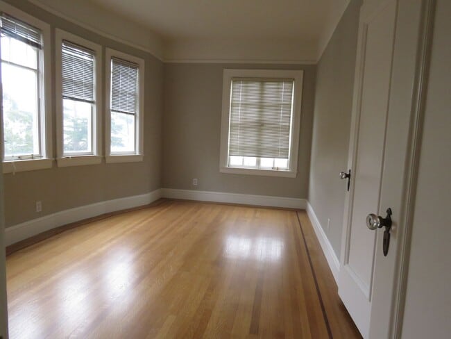 Building Photo - Elegant 4 bedroom House  with bonuses