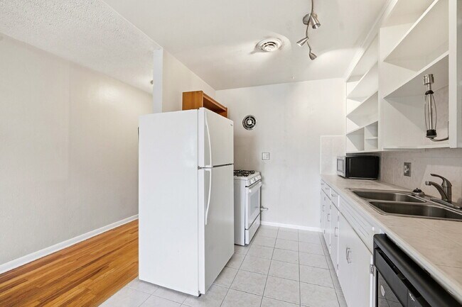 Building Photo - $1,480.95 with $300 off the first month's rent, 1 Beds - 1 Bath, Condo in Denver with Onsite Laun...