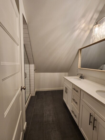 Building Photo - 425 Juniper Dr