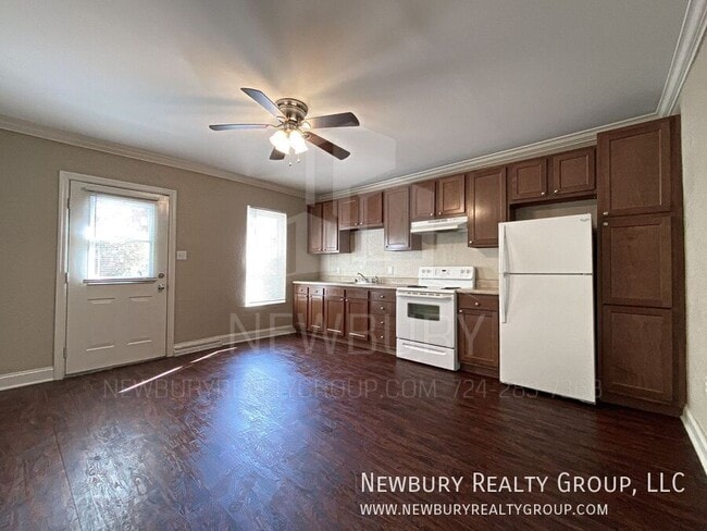 Building Photo - 39 Hickory St