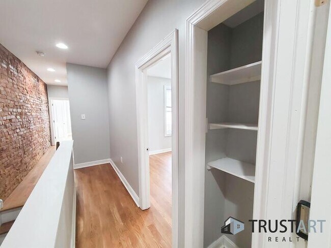 Building Photo - 3 bedroom/2 bath House in Brewerytown, Phi...