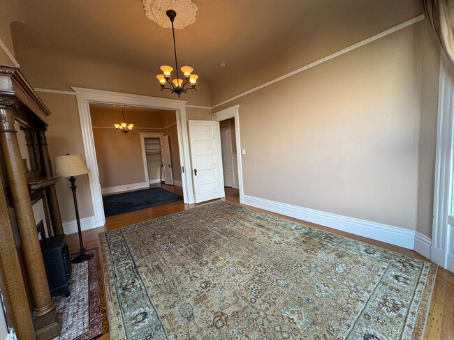 Building Photo - Elegant and Remodeled 3BR Victorian Flat n...