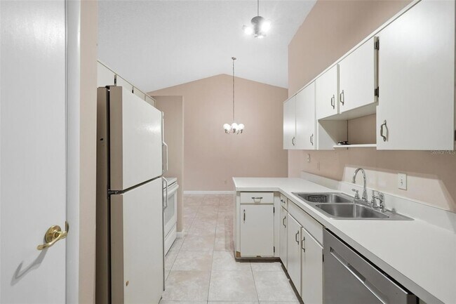 Building Photo - 754 Summerland Dr