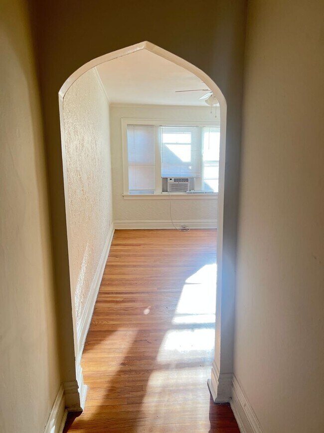 Building Photo - Freshly Updated Southampton 1 Bedroom