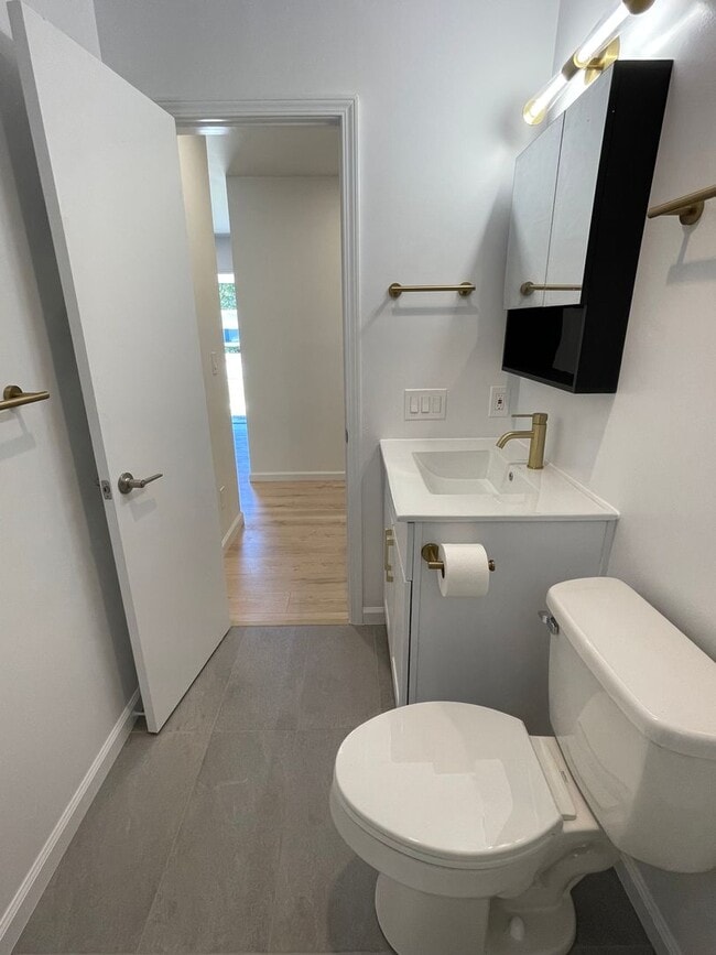 Building Photo - Gorgeous FULLY REMODELED 3 Bedroom/2Bath