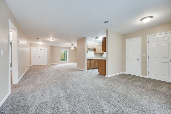 Building Photo - Awesome 2BE/BA townhouse in Bellevue!