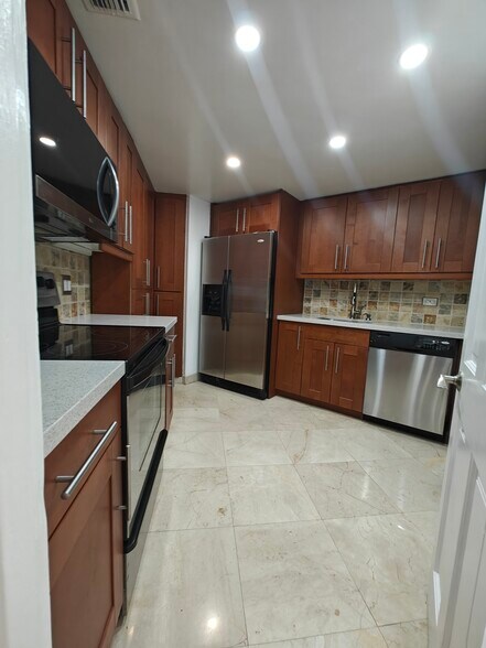 Building Photo - 825 Brickell Bay Dr