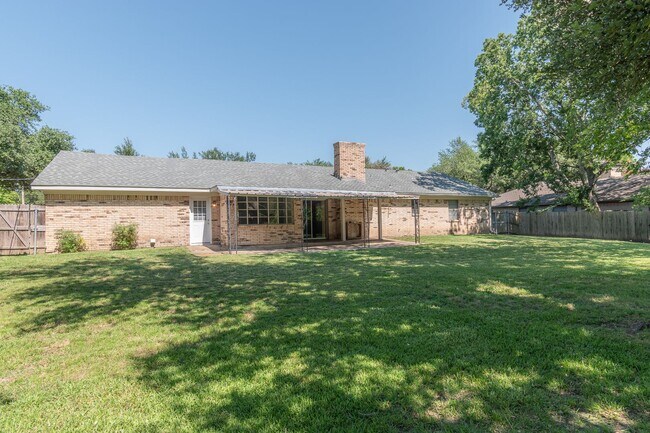 Building Photo - VERY large home in a great location!!