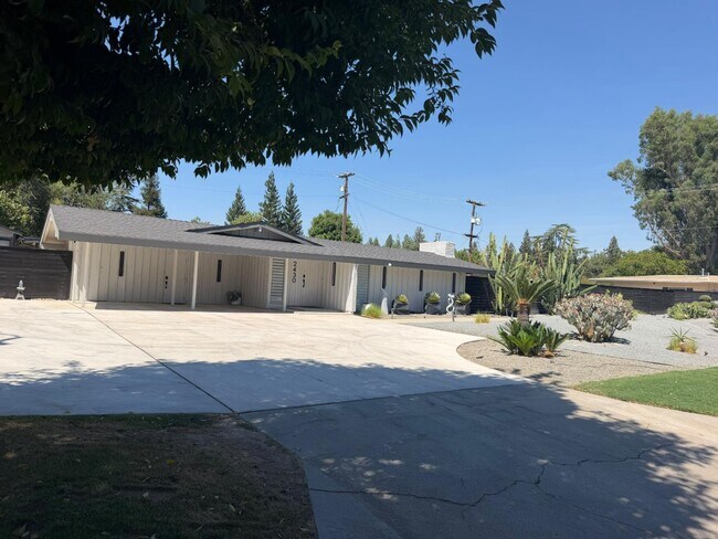 Building Photo - 2430 W San Jose Ave