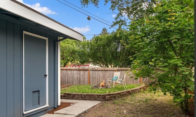Building Photo - Modern 2 Bed, 1 Bath Duplex in Prime Olde ...
