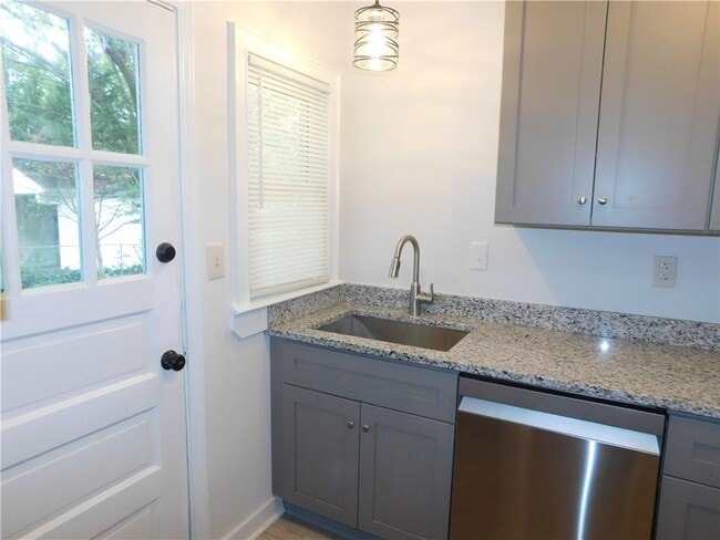 Building Photo - 219 Parkview Dr SE