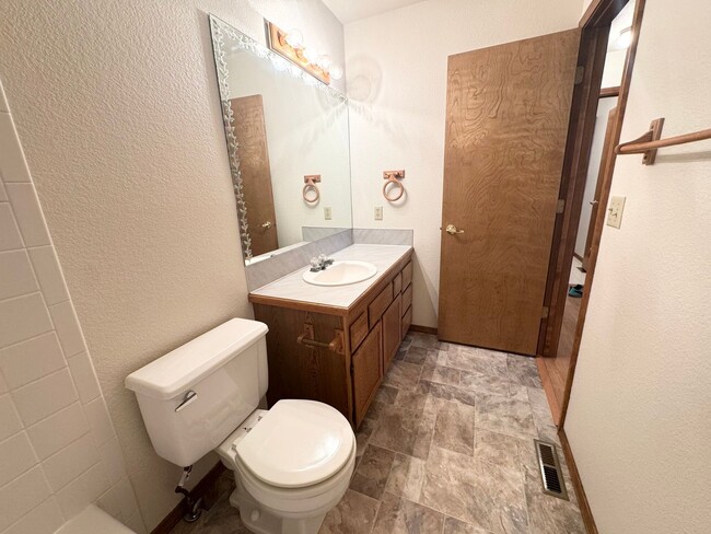 Building Photo - Now leasing in West Boise! This single-lev...