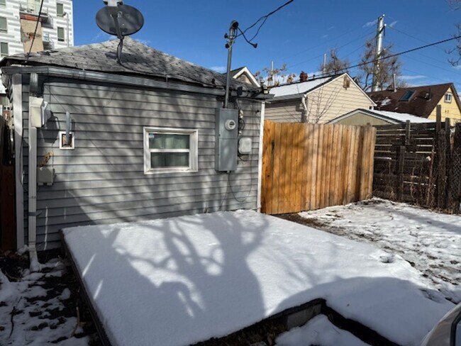 Building Photo - One Bedroom House Near Empower Field - Move In Ready!