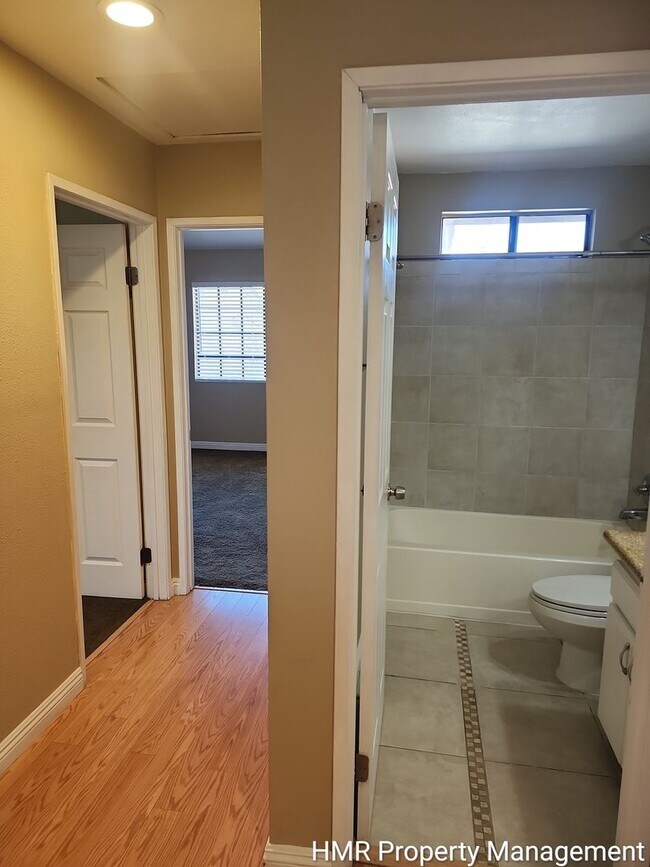 Building Photo - Spacious Town House