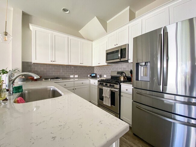 Building Photo - Beautiful Townhome at Manordale - LEASE TA...