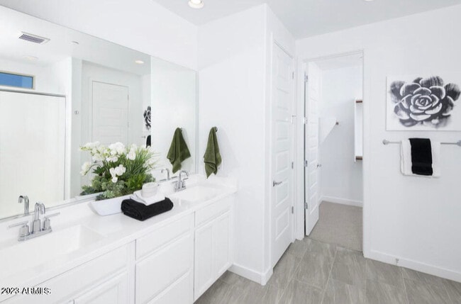 Building Photo - 566 E White Wing Dr