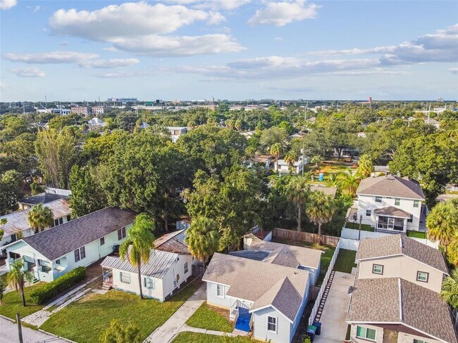 Building Photo - 1913 W Lemon St
