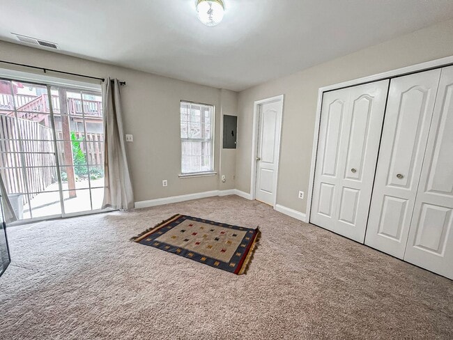 Building Photo - Lovely Tri-Level 3 Bedroom 2 Bathroom And ...