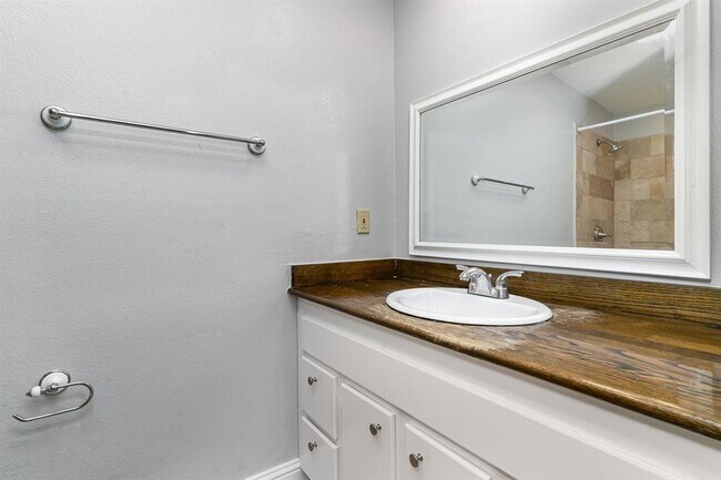 Building Photo - 5222 Fleetwood Oaks Ave