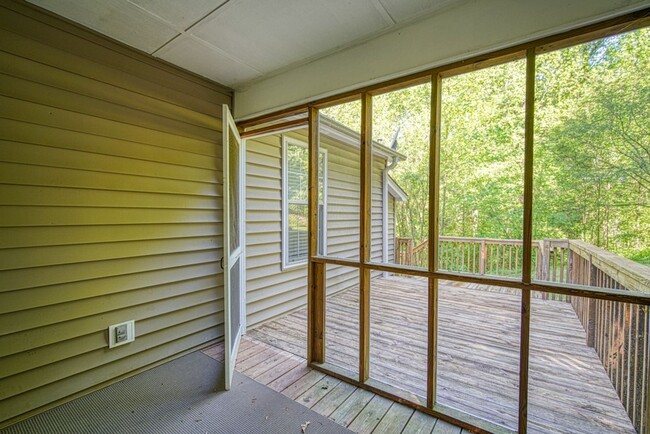 Building Photo - Adorable 2 BR, 2 BA Home - Greater North Main Area, Greenville