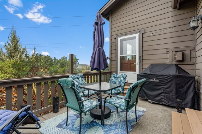 Building Photo - 3 Bed 2.5 bath plus Office/den-Townhome-Ri...