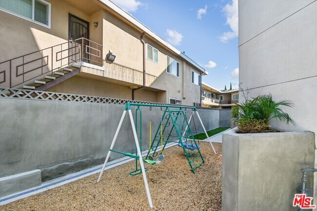 Building Photo - 819 E La Palma Dr