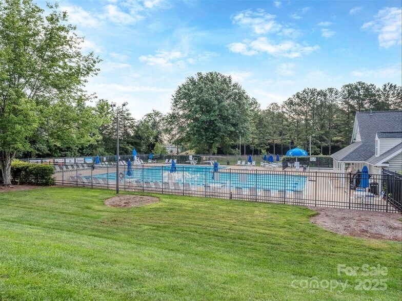 Building Photo - 8715 Parkchester Dr