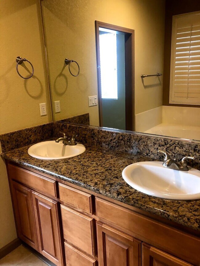 Building Photo - 1764 E Golden Way