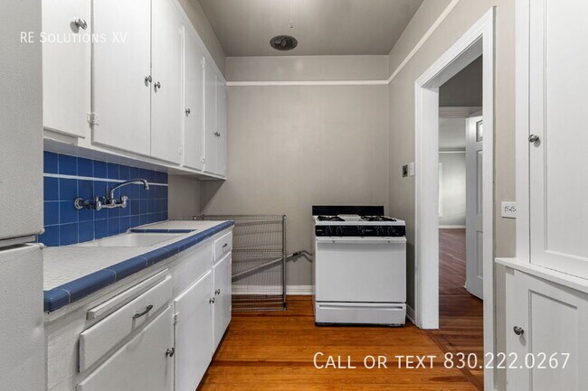 Building Photo - 336 E Lullwood Ave