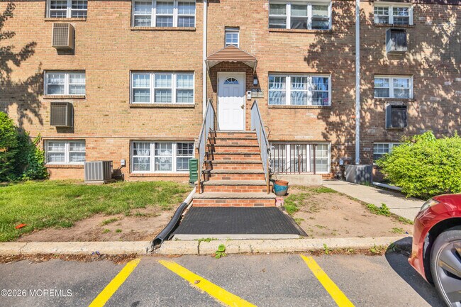 Building Photo - 393 College Dr