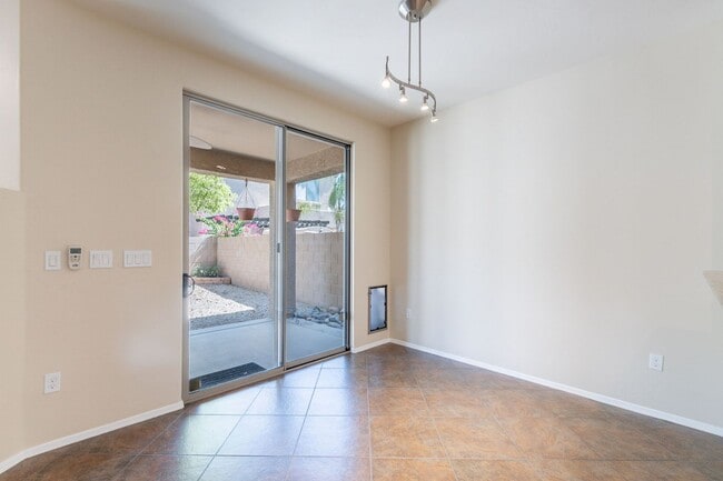 Building Photo - Bright, Spacious Riverside Crossing Retrea...