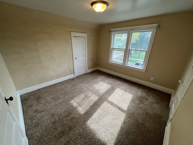 Building Photo - AVAILABLE JUNE - Upper 2 Bed 1 Bath in Billings Park Superior