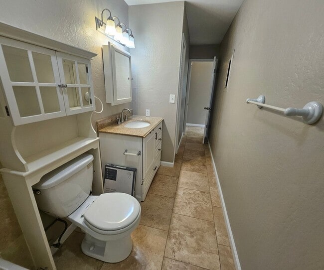 Building Photo - 1 bedroom in the heart of Lahaina
