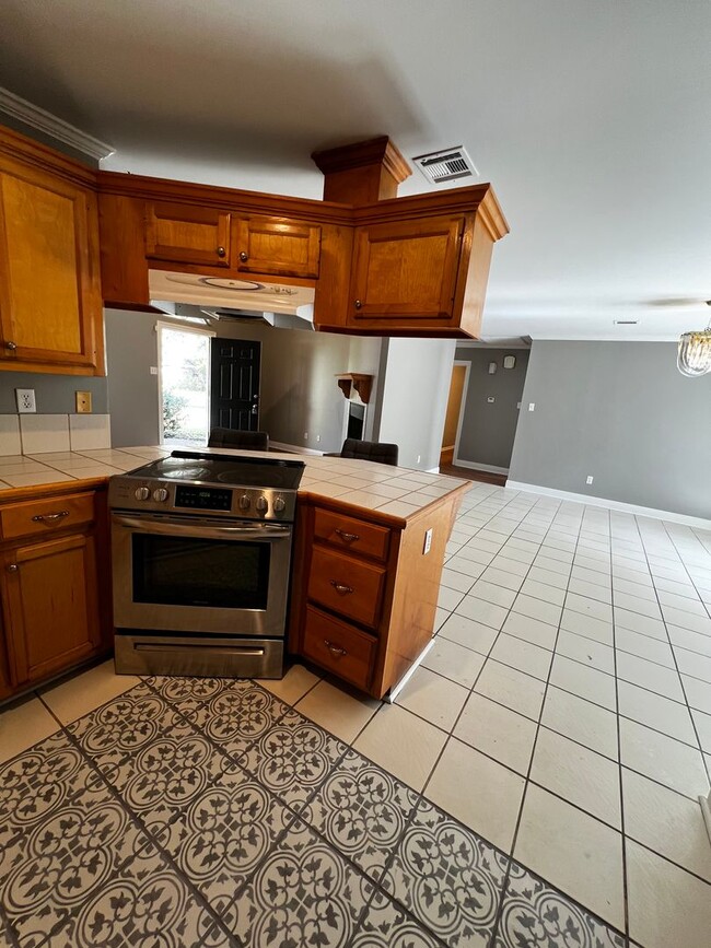 Building Photo - 3 Bedroom, 2 Bathroom, Two car garage, Bri...