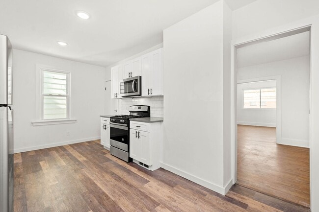 Building Photo - AVAILABLE SEPT 1ST!! UPDATED & SPACIOUS 3-...