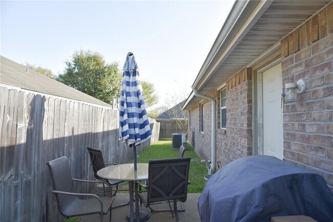 Building Photo - 3813 Oldenburg Ln