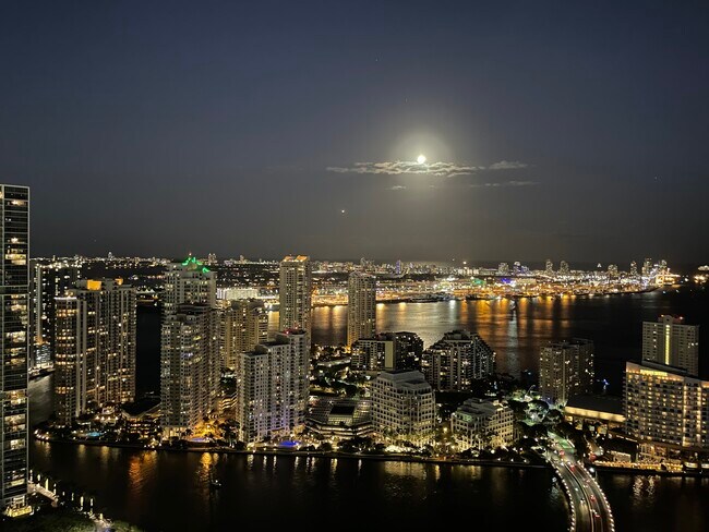 Building Photo - 950 Brickell Bay Dr