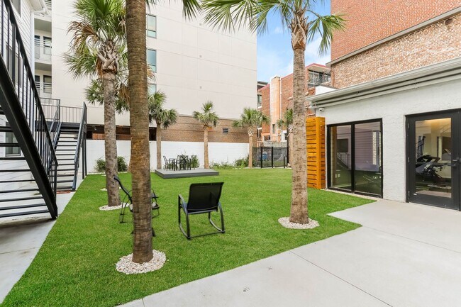 Building Photo - One Month Free ~ 1 bed/1 bath on King St.