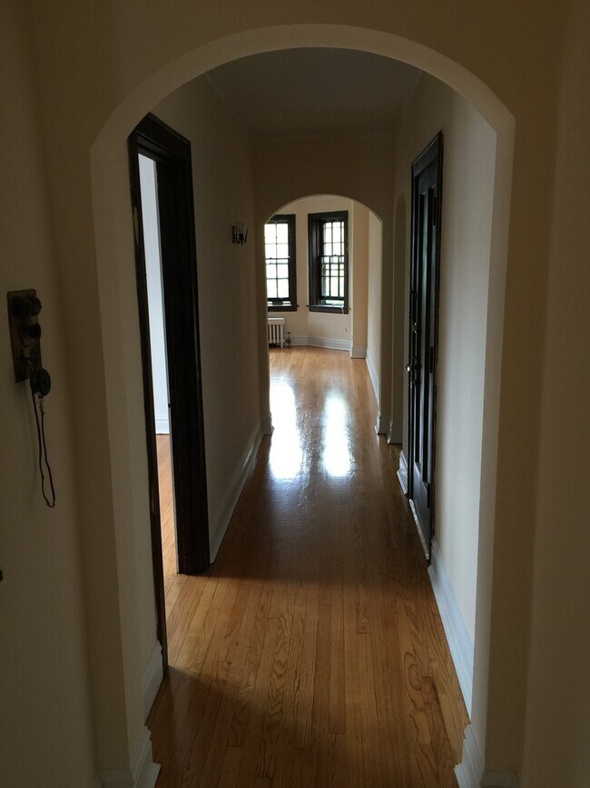 Building Photo - 706 S Maple Ave