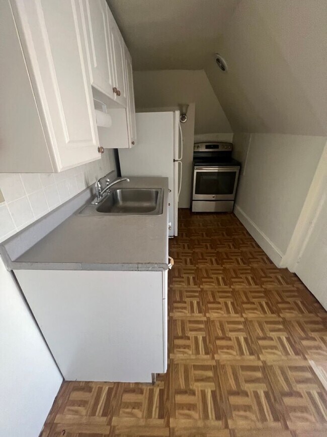 Building Photo - 52 Hickok Pl