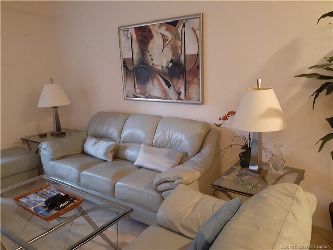 Building Photo - 1571 SE Hampshire Way