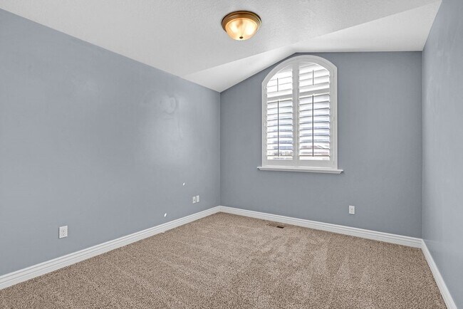 Building Photo - 2093 E View Dr